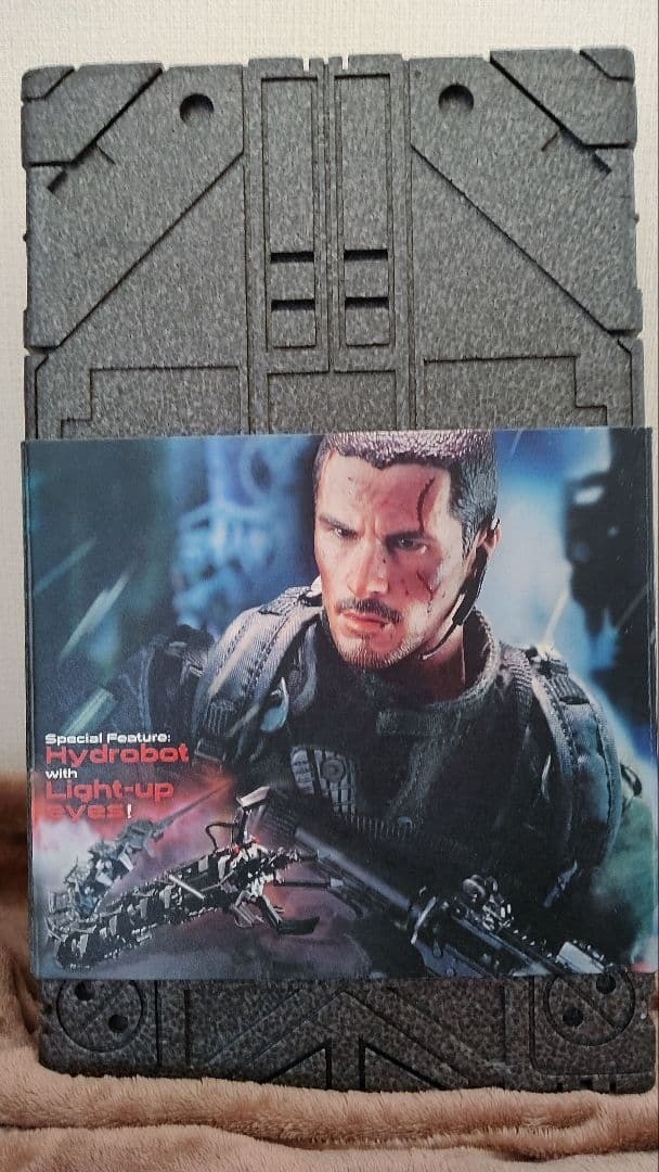 Hot Toys Terminator John Connor Final Battle Ver. 1/6 Action