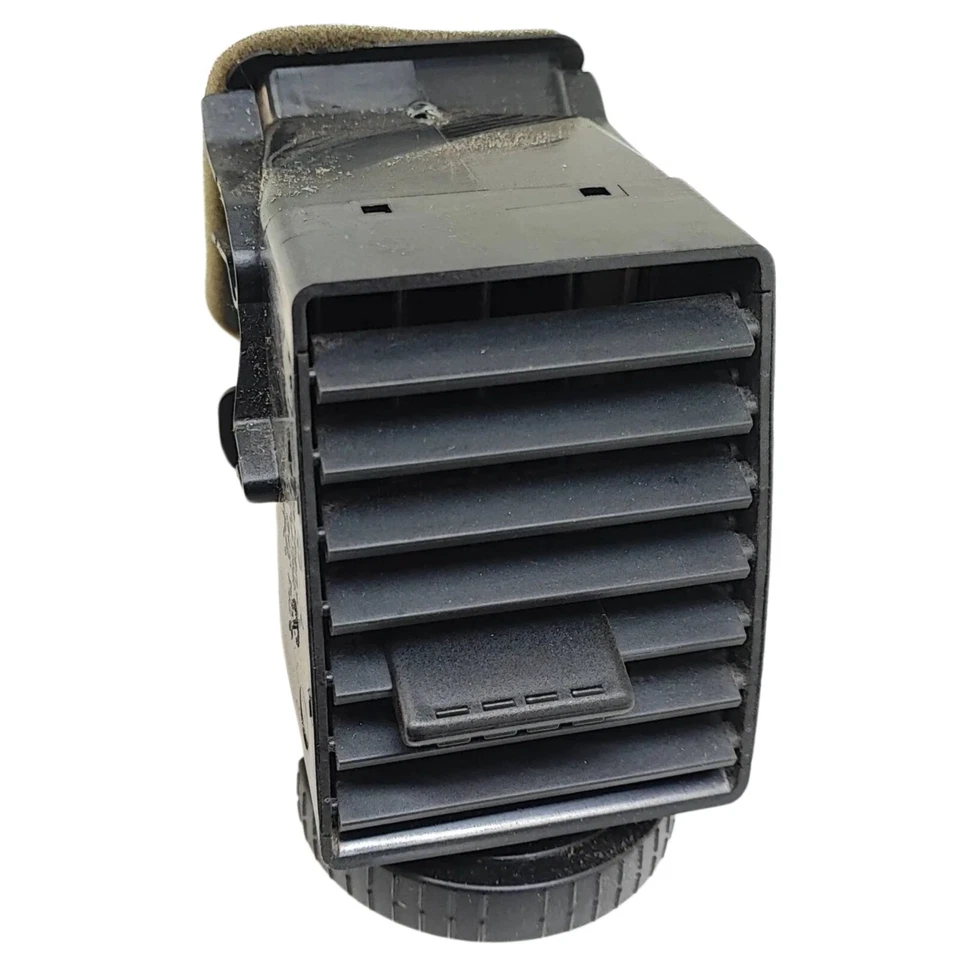 7H0815705C Dash Center Air Vent Grill Volkswagen Transporter - Caravelle T5 2008 - Image 4 of 4