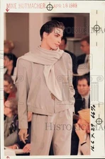 1989 Press Photo Model wearing neutral color ensemble during fashion show