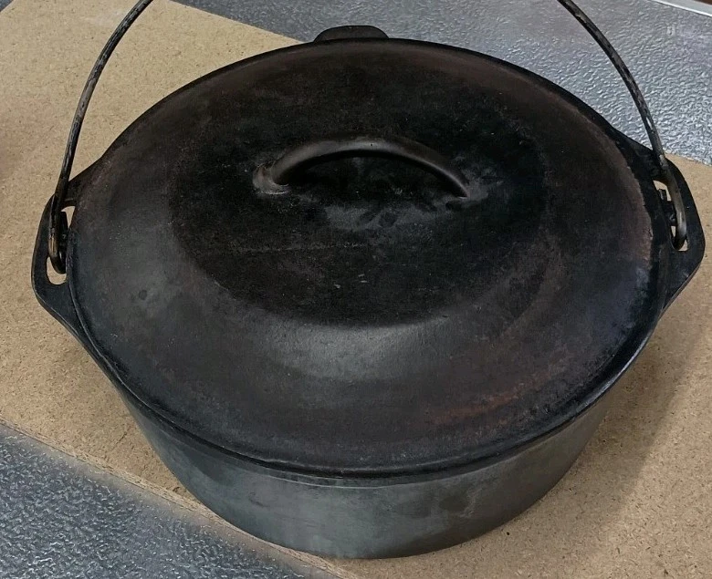 Vintage Cast Iron Dutch Oven 5 Qt Camp Pot Bail Handle USA 8 w/ Lid