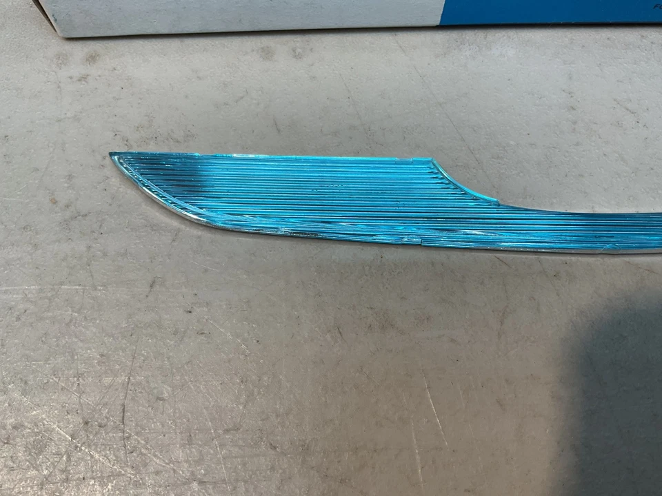 Nuevo de Lote Antiguo 1961 1962 1963 Ford Thunderbird maletero adorno inserto... nuevo OEM Foto 2 de 4