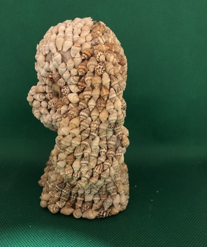 MUSCHEL HUND FIGUR ROT FILZSOCKEL EINIGE MUSCHELN FEHLEN SIEHE FOTOS - Bild 2 von 9