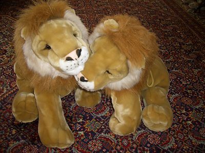 2  Plüsch  -  Löwen  /   L  :  ca.  46  cm  /  unbespielt  /  schöne Dekoration