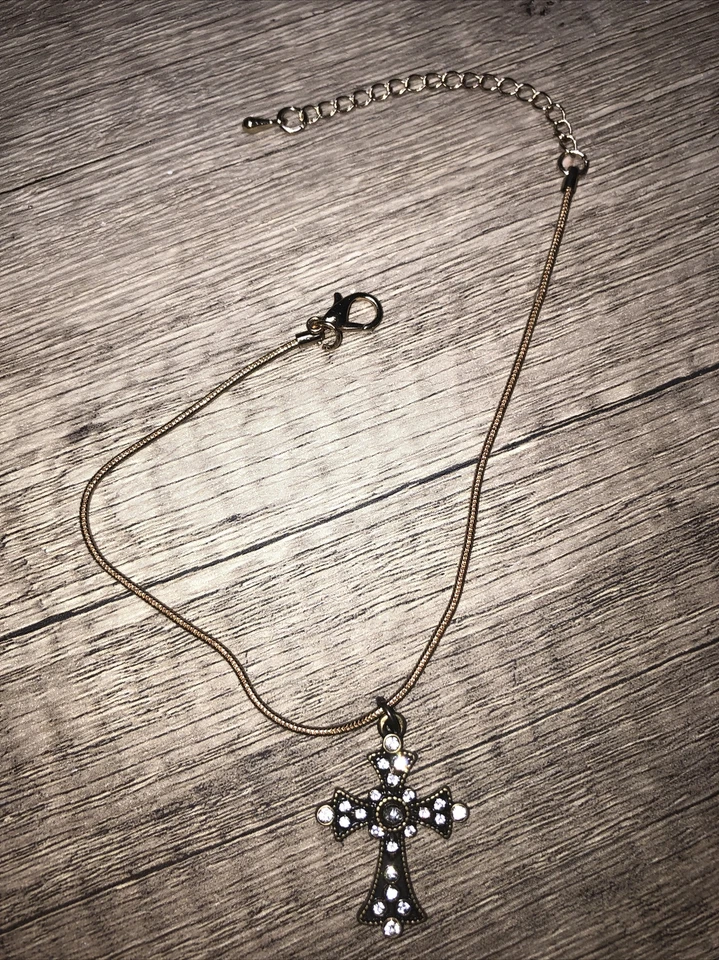 Pulsera de color dorado, dije de cruz con inserciones de vidrio corte diamante y cierre de langosta Foto 3 de 4