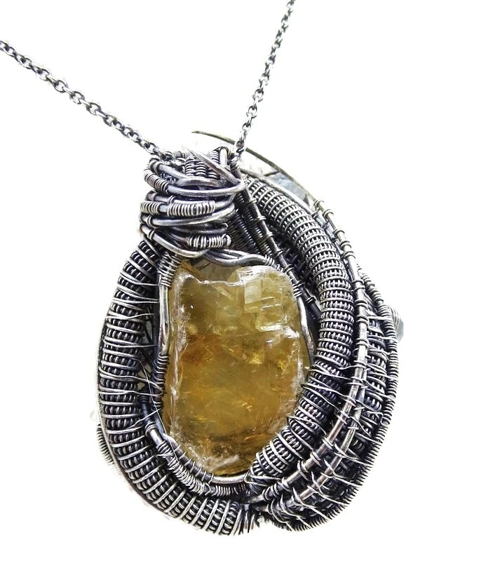 Collar colgante envuelto en alambre de calcita en plata de ley con topacio azul Foto 4 de 4