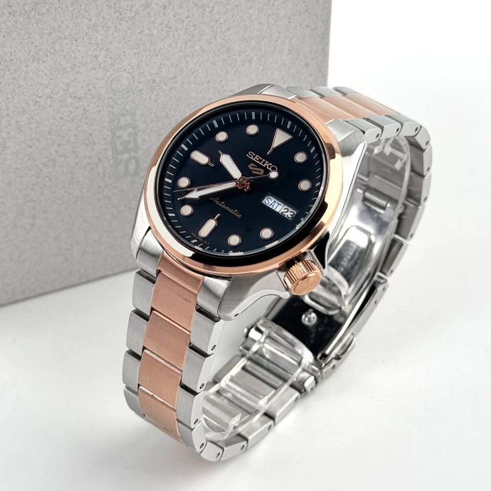 Reloj Seiko Hombre 5 Deportes SKX SRPE58 Automático Esfera Negra Con Oro Rosa Foto 2 de 4