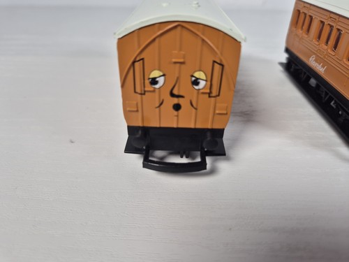 Hornby Thomas The Tank Engine Coaches Annie and Clarabel material rodante calibre OO - Imagen 4 de 11