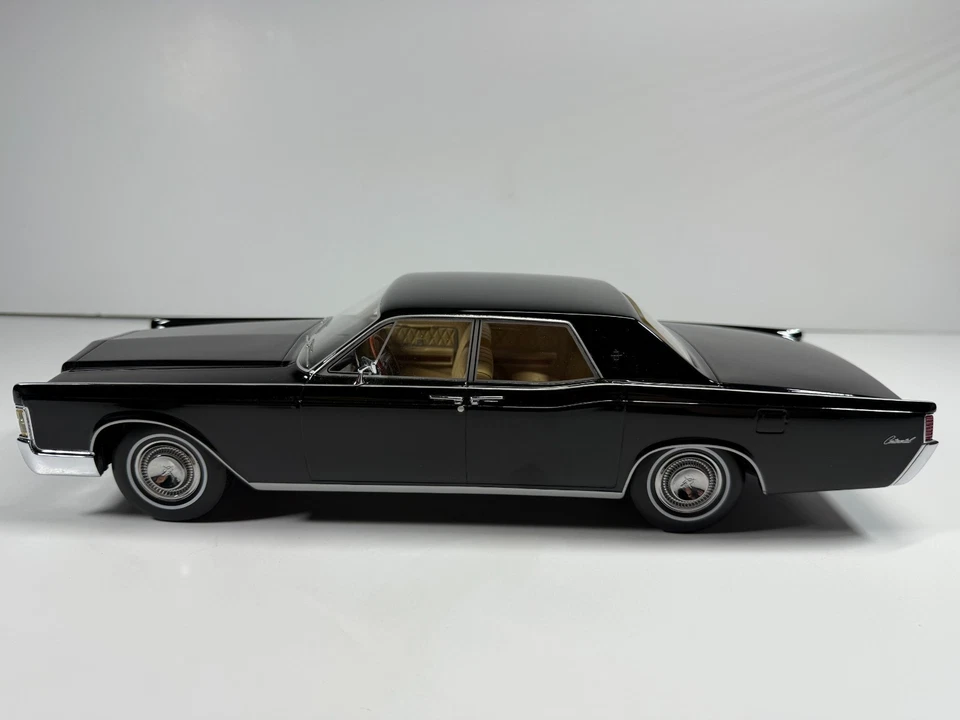 LIMUSINA CONTINENTAL BOS LINCOLN 1/18 en NEGRO BOS169 Foto 2 de 4