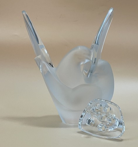 Lalique France Sylvie Vase with Flower Frog - Picture 12 of 21