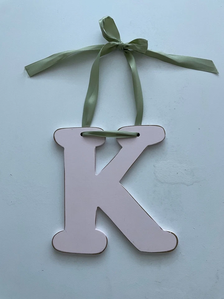 "KATIE" Madera Colgante Cartas Hechas a Mano para Guardería por Smile for the Birdie Foto 3 de 4