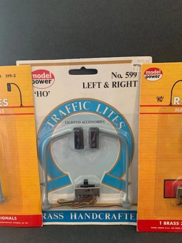 HO LOT OF 3 TRAFFIC SIGNALS. 4 SIGNALS ONLY WITH 4 WAY SLIDE SWITCHS. - Image 3 of 4