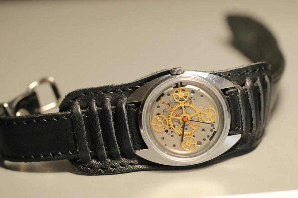 Reloj Pulsera Esqueleto Esclava Mínimo Estilo Steampunk De Colección Soviético Foto 2 de 4