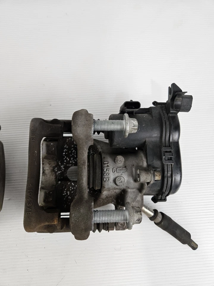 Juego de pinzas de freno traseras derecha e izquierda Mercedes W117 CLA250 14-19 OEM Foto 4 de 4