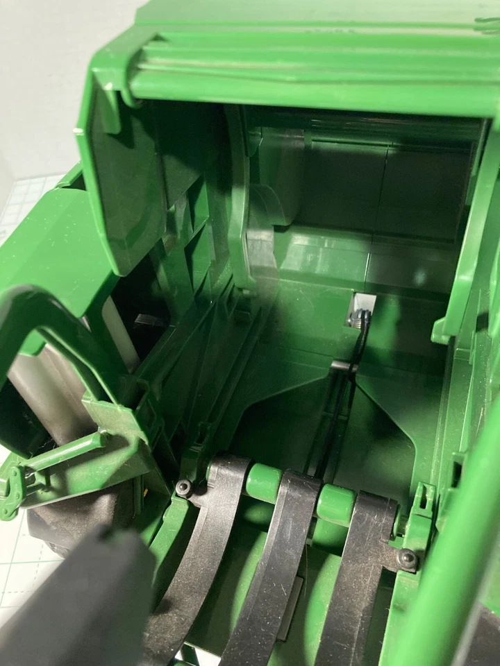 Empacadora redonda de envoltura de eje tándem John Deere C441R 1:16 de Bruder 09819 Foto 2 de 4