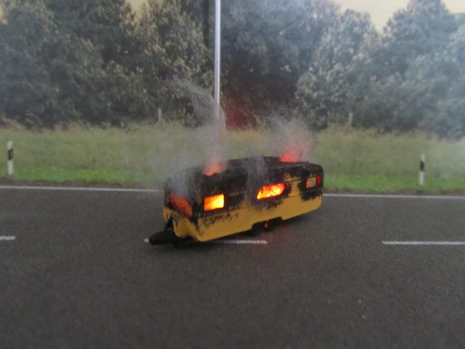 Spur N Wohnwagen Vollbrand Gelb LED 12-16V Feuerwehr Polizei Camping 1:160 #2 - Bild 2 von 4