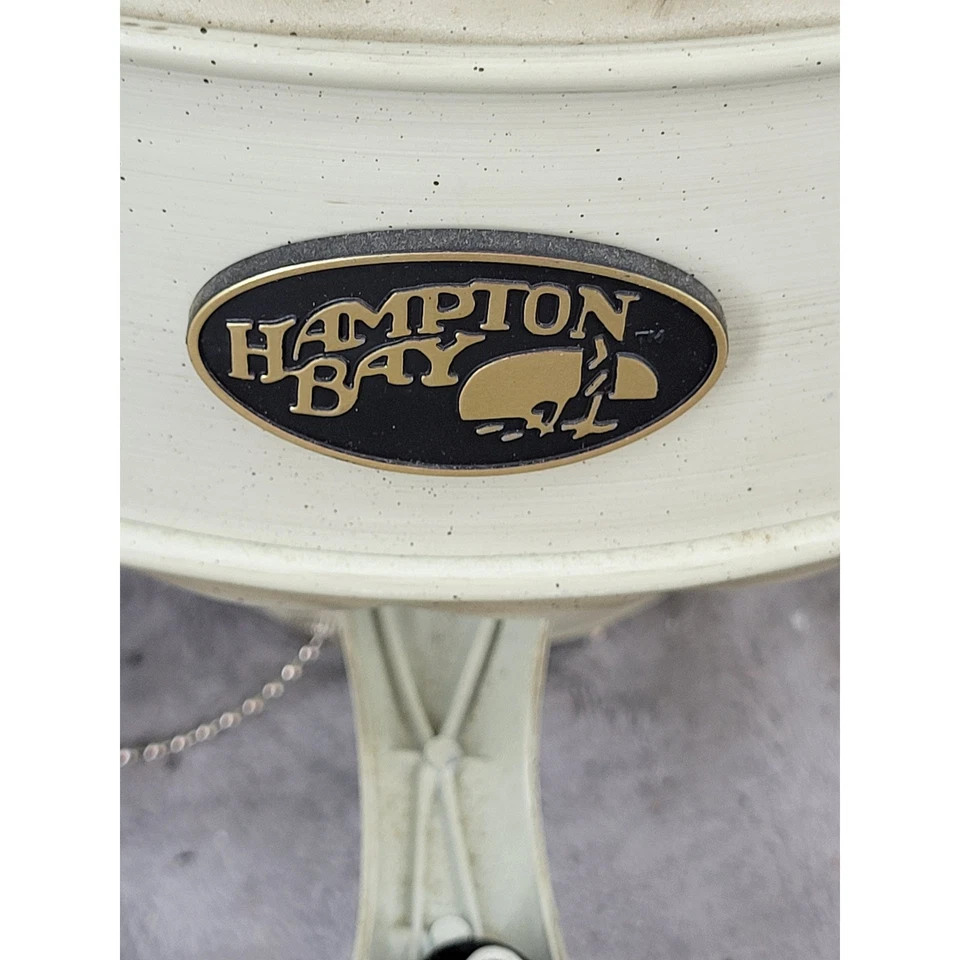 Carcasa de motor de ventilador de techo Hampton Bay con cadena de tracción y una hoja decorativa Foto 3 de 4