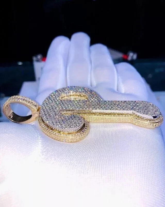 Colgante Moissanita Corte Redondo 3.00 Ct Personalizar Letra "P Chapado en Oro Amarillo 14K Foto 2 de 4