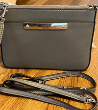 Borsa a tracolla Guess EST 1981 designer vintage grigia pochette da polso