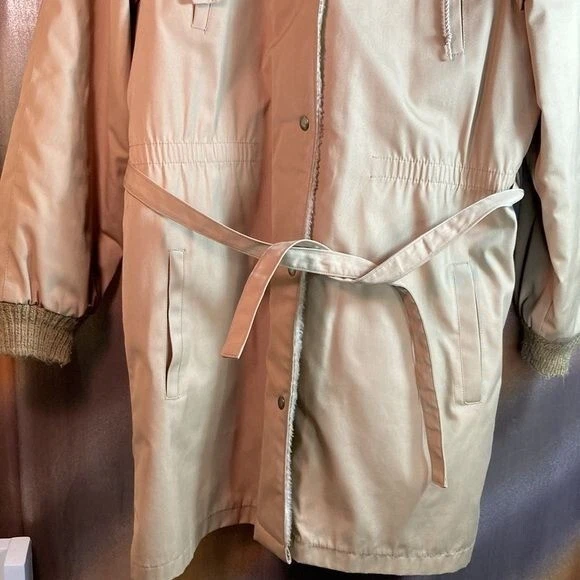 Forro de lana de oveja sintética niebla London años 70 con capucha y cinturón. Talla m. 42” pecho Foto 2 de 4