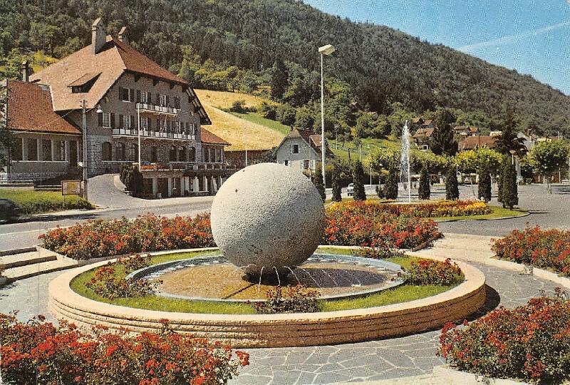 Annecy - Sevrier - La Fuente con Flores y La Bola De Granito
