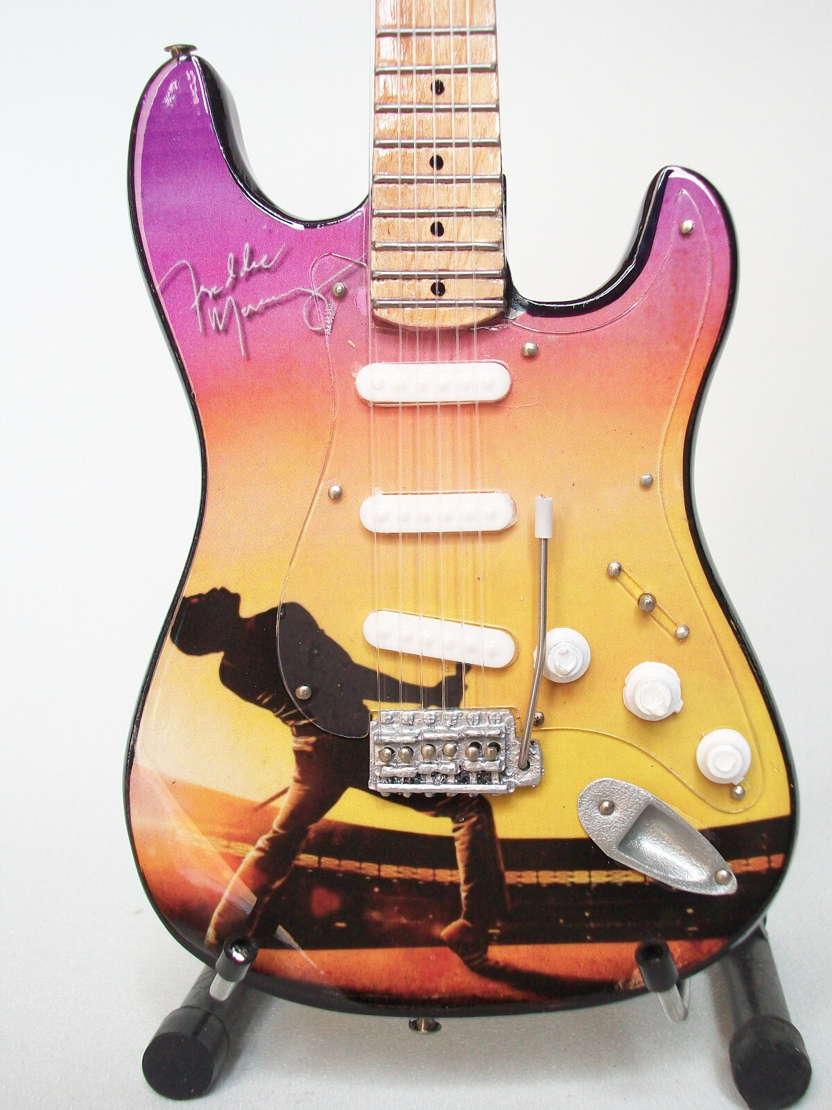 Guitare miniature type Stratocaster réplique bois Freddie Mercury