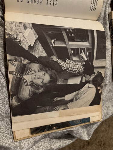OLIVIA NEWTON-JOHN SUNSHINE SUPERGIRL 1975 Very Rare W/ Clippings - Picture 7 of 11