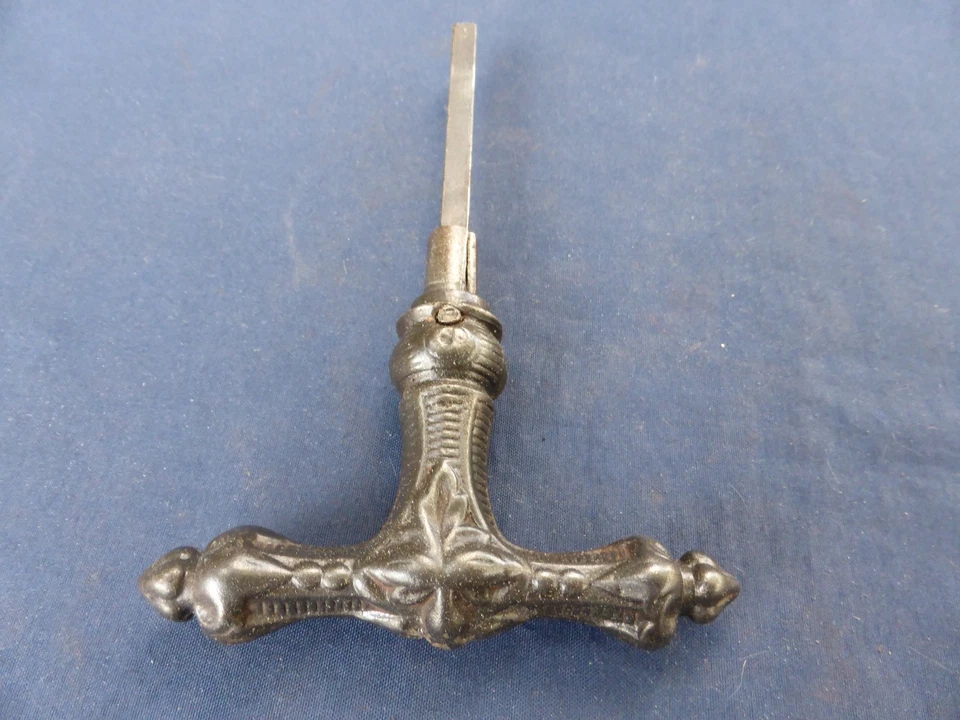 Poignée ancienne fonte décoré Carré de 6 Largeur 9,5 cm Porte - Photo 3/4