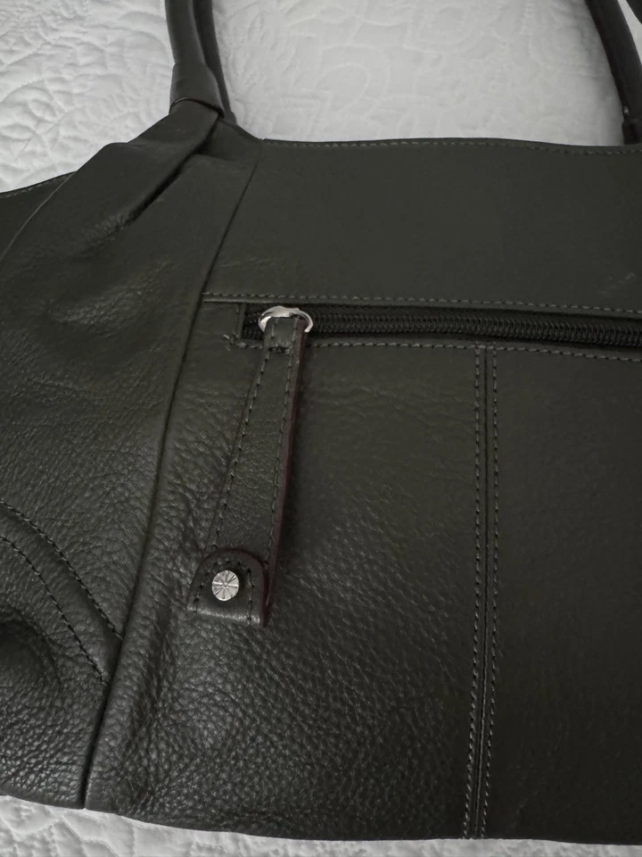 Bolso de mano Isaac Mizrahi de cuero con asa verde oliva cierre de cremallera bolsillos interiores Foto 4 de 4