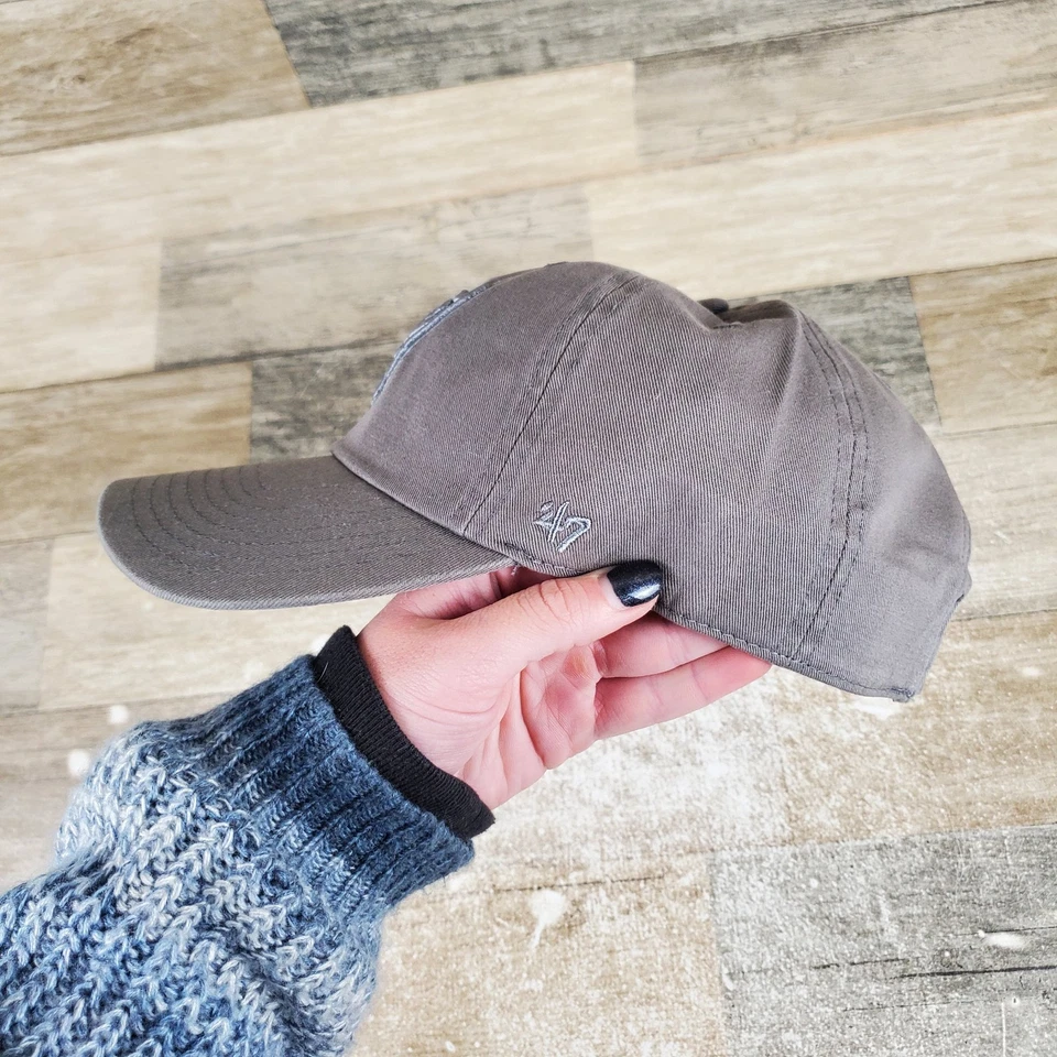 Gorra de fútbol americano marca '47 talla única gris Tampa Bay Buccaneers con tirantes Foto 2 de 4