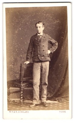 Fotografie W. T. & R. Gowland, York, junger englischer Knabe im Anzug posiert l 
