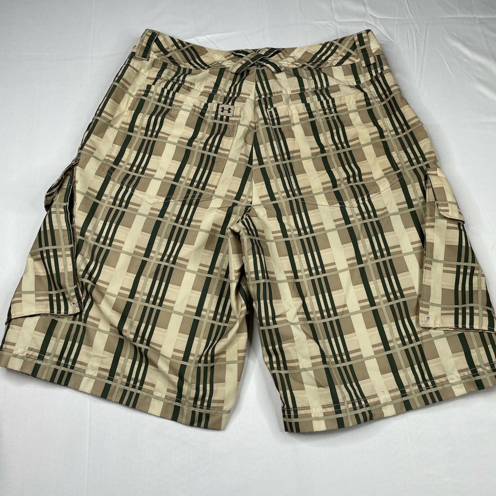 Under Armour Shorts Mens 30 Beige Plaid Flat Front Cargo Hybrid Board