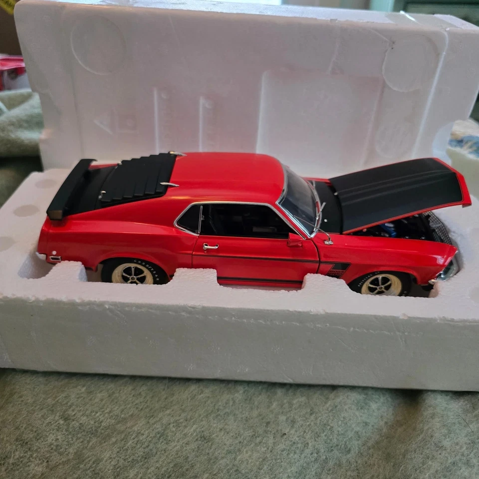1969 Ford Mustang Boss 302 1:18 Hamilton Collection – Red model car Louvers - Image 2 of 4