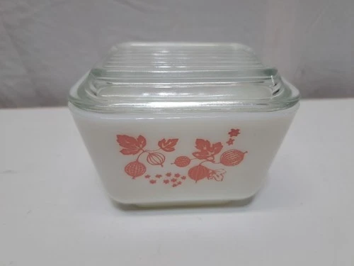 Pyrex 0501 Pink Gooseberry Refrigerator Dish 1.5 Cup with Lid Vintage