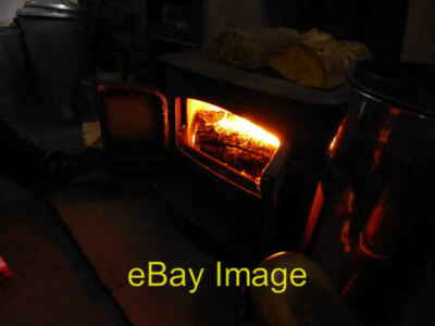 Foto 6x4 Der Holzofen im Dolgoch Wilderness Hostel an einem Winterabend c2013