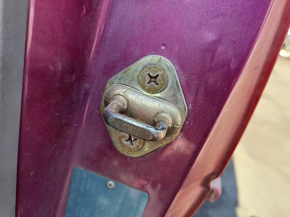 93 GEO METRO CONVERTIBLE PUERTA CONDUCTOR IZQUIERDA GOLPEADOR Foto 2 de 3