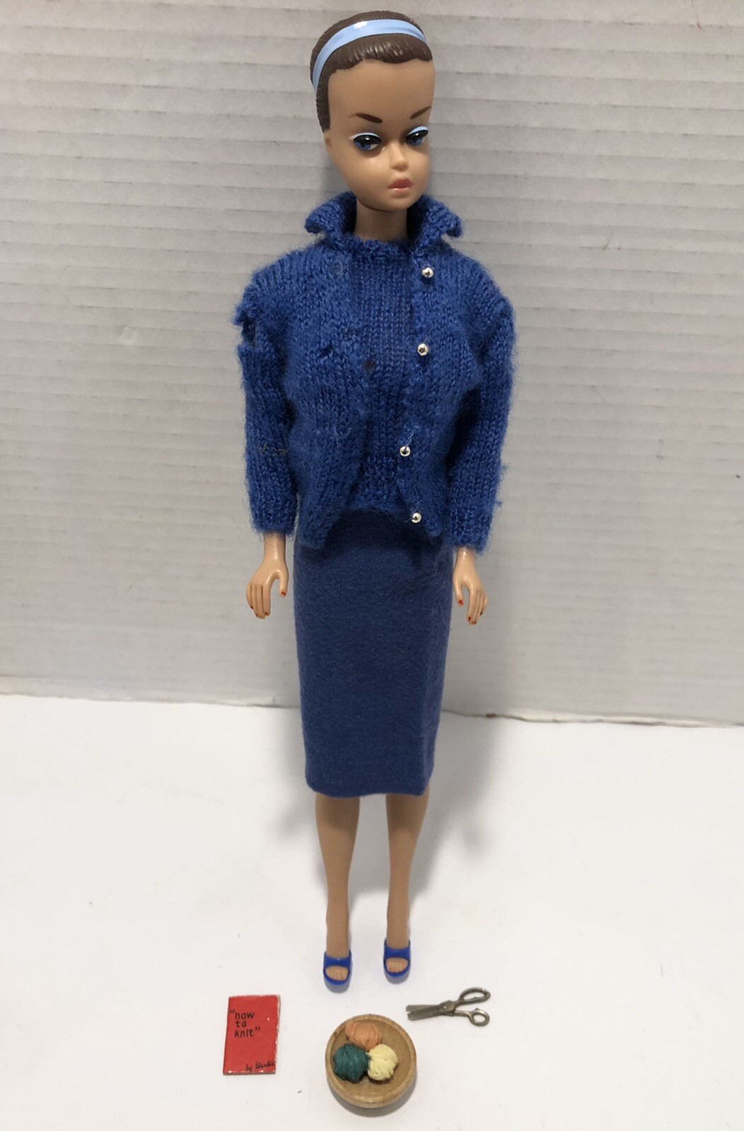 Vintage Barbie Knitting Pretty 0957 (1964) Royal Blue Mattel 1960's