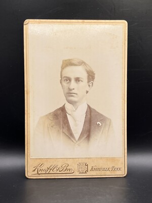 アンティークフォト ティンタイプ ハンサムな男性 銅フレーム アンブロケース Antique Cabinet Card Photo Handsome Young Man Suit Knoxville