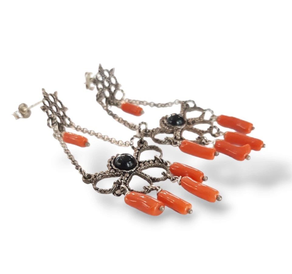 ORECCHINI PENDENTI IN FILIGRANA SARDA ARGENTO 800, ONICE E CORALLO ROSSO - Immagine 2 di 2