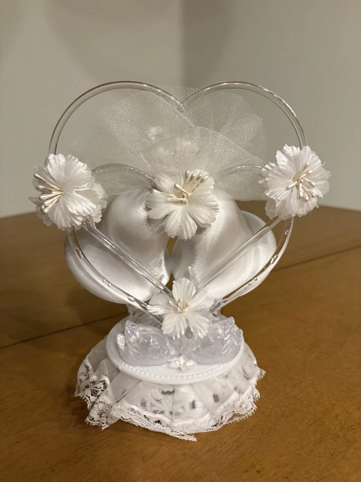 Campanas de satén blancas de tul con flores de encaje y cisnes de acrílico para adornos de pastel de boda Foto 4 de 4