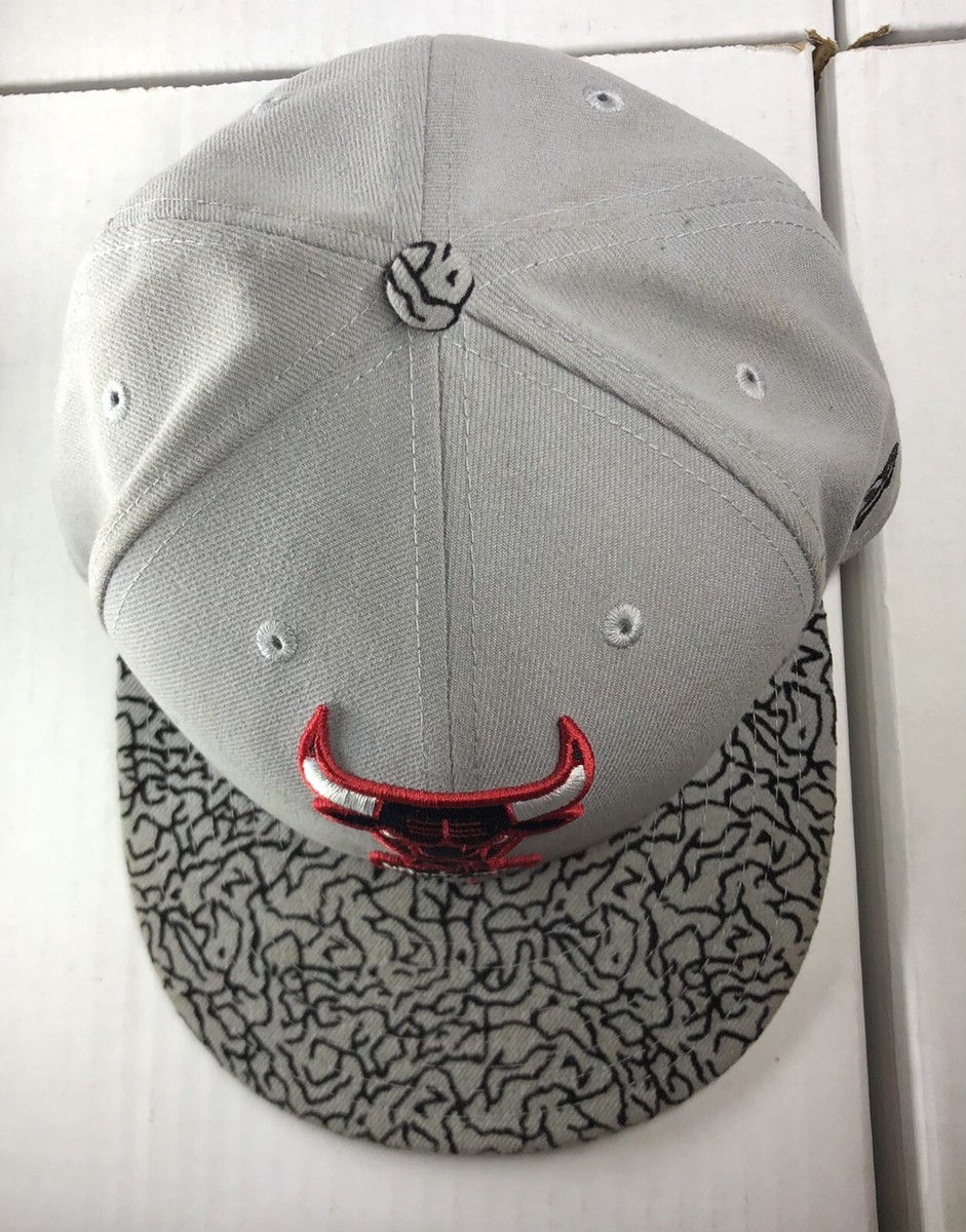 CHICAGO BULLS “WINDY CITY” NEW ERA SNAPBACK HAT GRY/BLK/RED