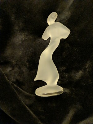 Mattierte Glasstatuette der böhmischen Tänzerin um 1930 Deko-Stil. 