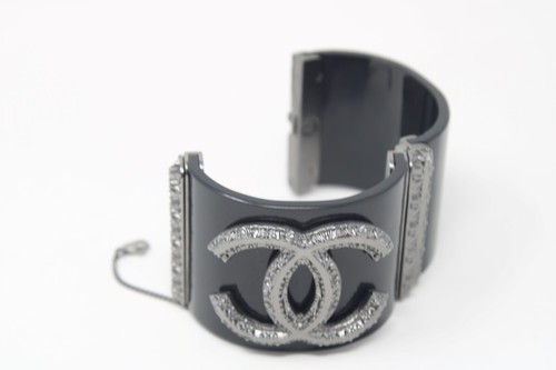 Chanel A11A Strass & Resin Black Hinged Bangle Ladies Bracelet (LP9019431) - Imagen 5 de 9