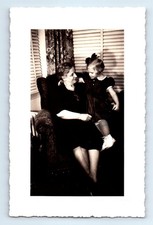 Antigua foto vintage MUJER NIÑA SILLÓN SALA DE ESTAR NOMBRE ID'D ROBERTA BERGGREN