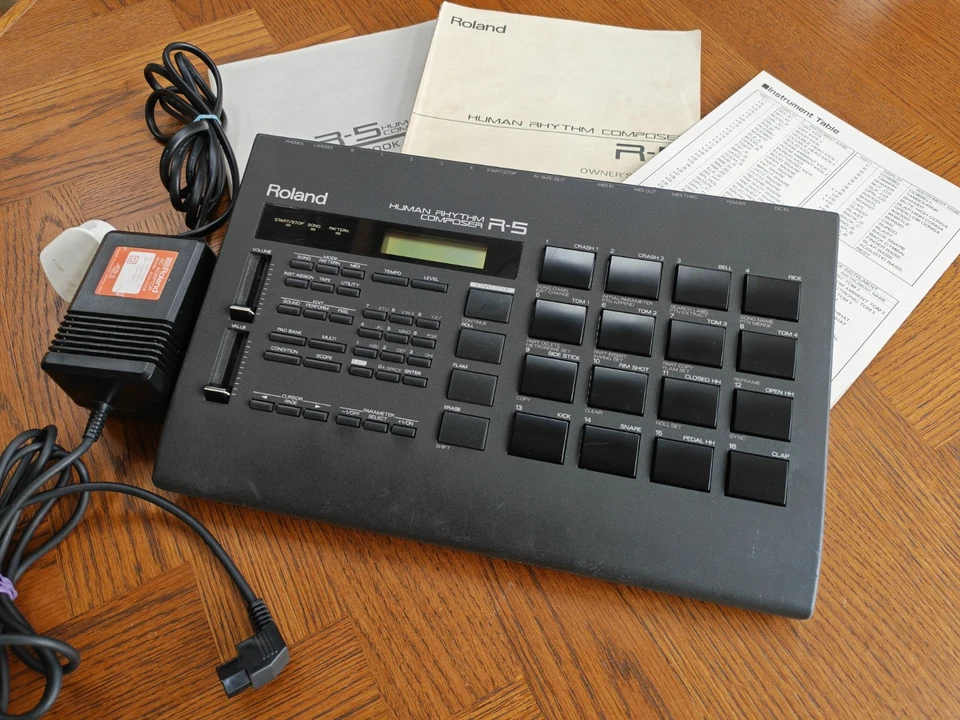 Roland R-5 Drum Machine with Power Supply & Manuals. Home use, Great Condition. - Image 4 of 4