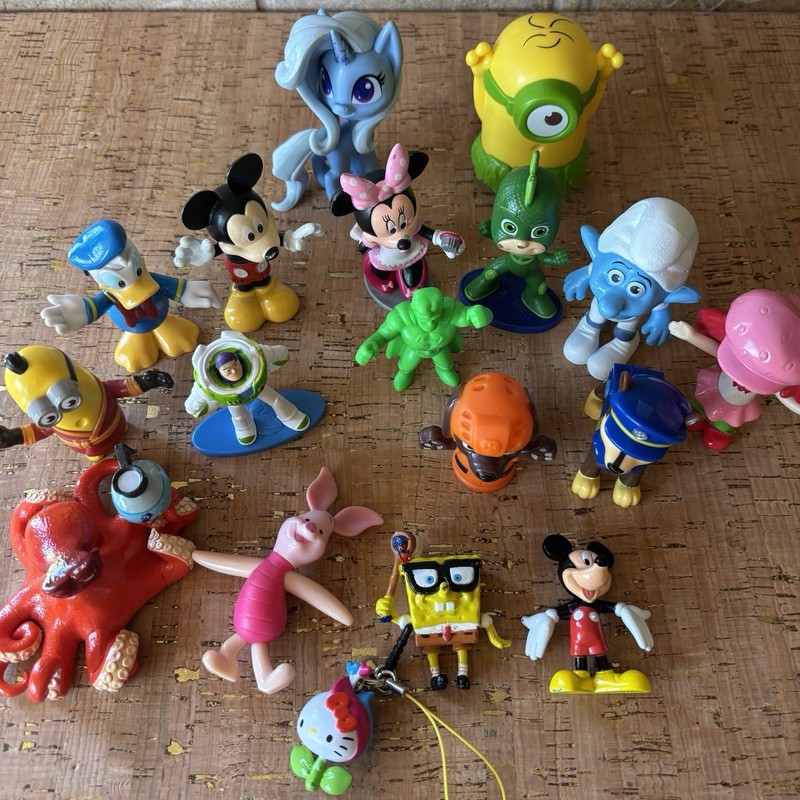 Lot of 18 Mini Plastic -Minnie-MickeySmurfs-Minions-SpongeBob-Hello Kitty