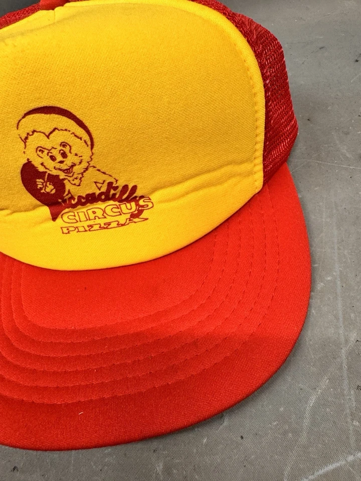 De colección Piccadilly Circo Pizza Trucker Sombrero Gorra Snapback EE. UU. 1980 Punk Rock Emo Foto 3 de 4