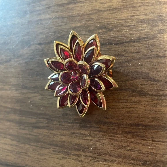 Broche Floral Avon Flor Pin en Caja de Regalo Rojo Baya Púrpura Tono Dorado Foto 2 de 4