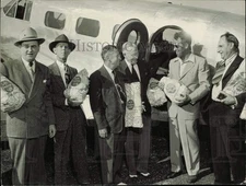 1950 Press Photo Jannus associates hold Swift products flown in 1914 at airport