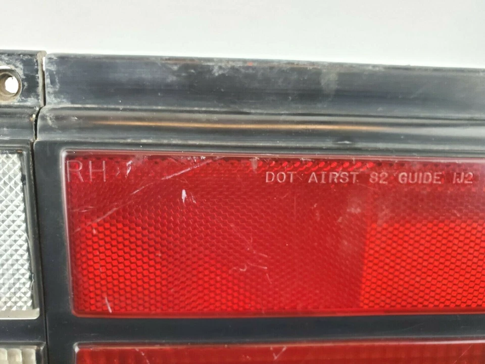 Chevrolet Cavalier 1982-1984 2 puertas hatchback luz trasera pasajero derecho usado  Foto 3 de 4