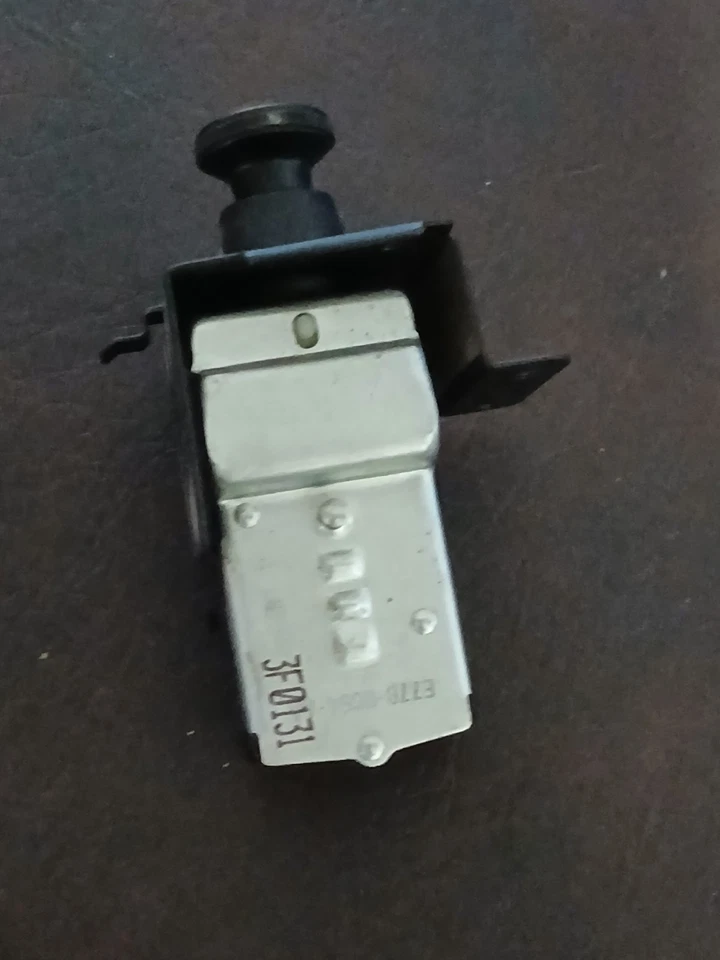 Unidad de control del interruptor de faros Mazda B2300 1995 Foto 2 de 4